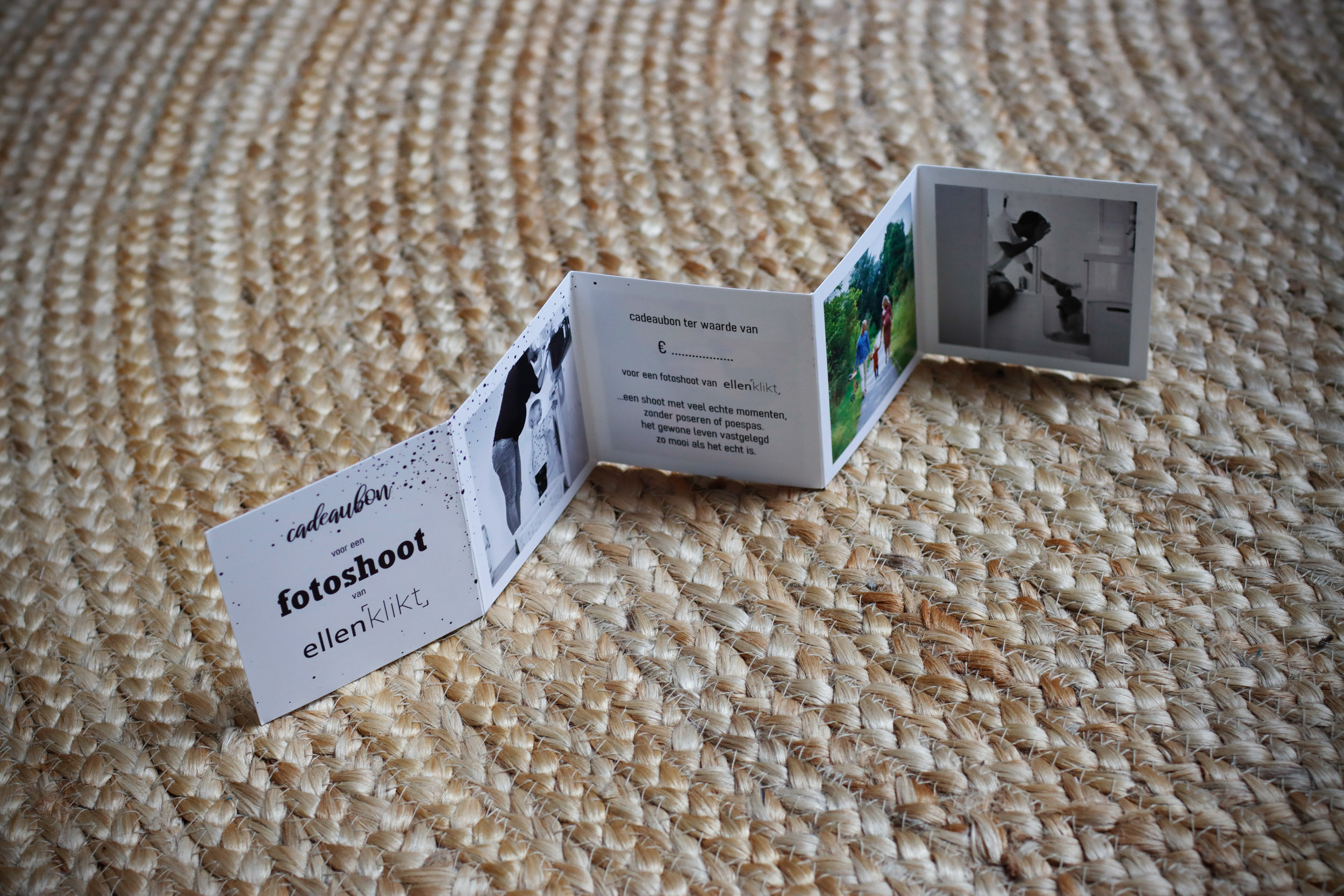 Op deze foto staat een cadeaubon voor een fotoshoot van ellenklikt. Het zigzaggende kaartje van karton met foto's en tekst toont de binnenkant, waarop de gever zelf het bedrag kan bepalen.