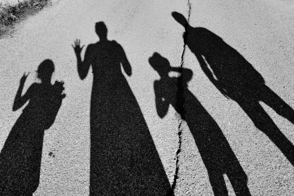 gezinsportret in silhouetten van vader, moeder, zoon en dochter.